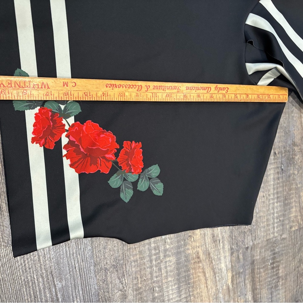 UltraCor Black hooded crop top Size Medium Roses stripes Ultra Cor - Picture 7 of 8